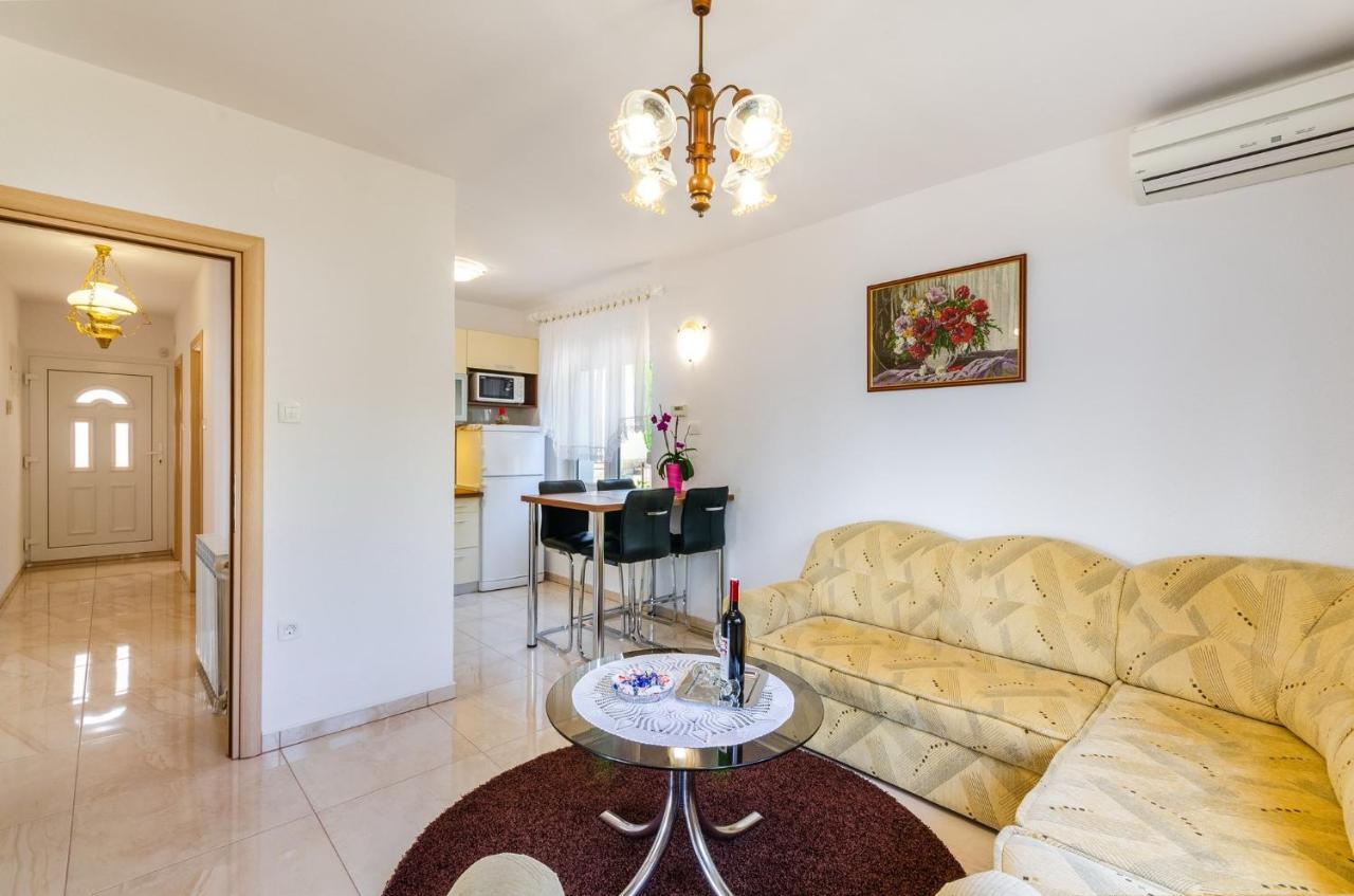 Apartment In Novi Vinodolski 15274 포빌레 외부 사진