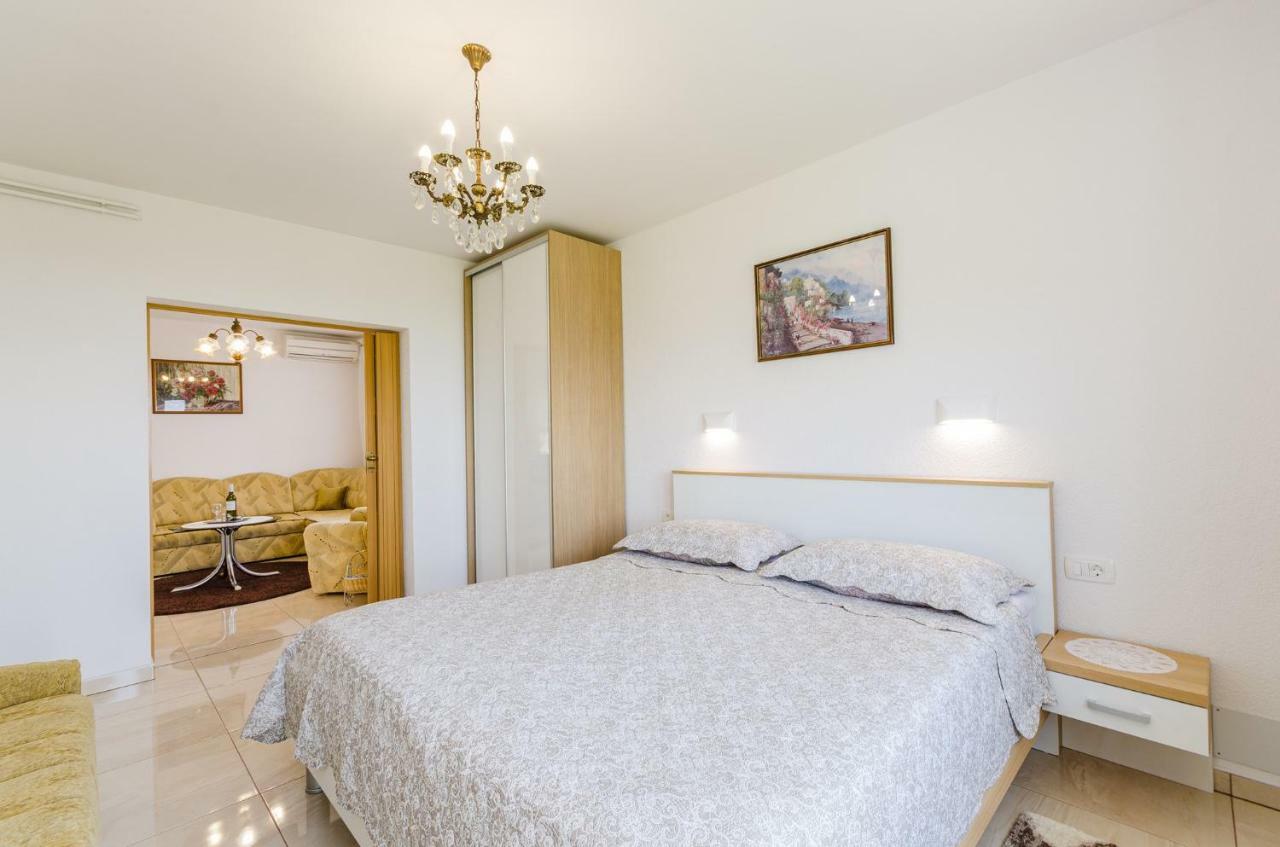 Apartment In Novi Vinodolski 15274 포빌레 외부 사진