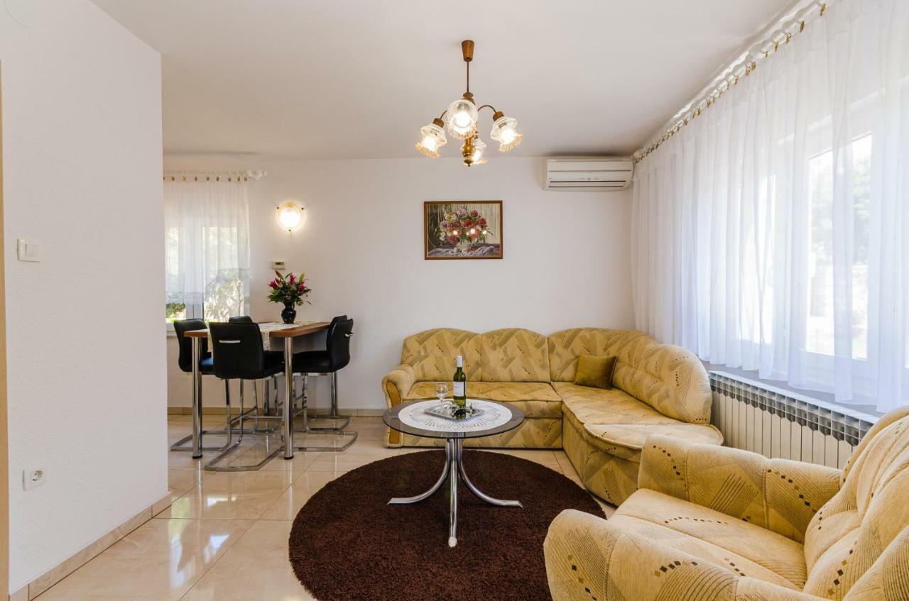 Apartment In Novi Vinodolski 15274 포빌레 외부 사진