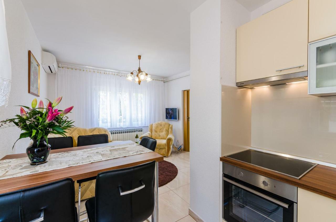 Apartment In Novi Vinodolski 15274 포빌레 외부 사진